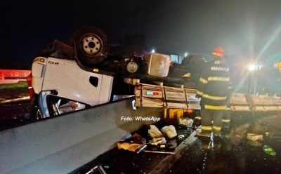 Chuva: caminhão tomba na SP-294 e deixa 3 feridos, em Marília