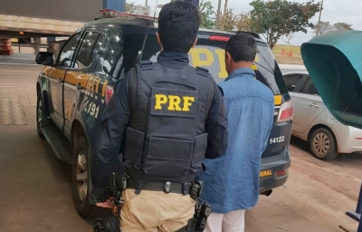 Homem procurado por estupro é preso com 115 pedras de diamante escondidas no tênis