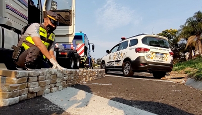 Carreta envolvida em acidente no Contorno transportava 168 tabletes de drogas