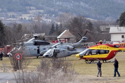 Piloto de avião que caiu na França foi trancado fora de cabine, diz jornal
