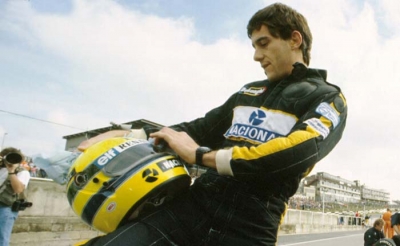 Capacete de Ayrton Senna é leiloado com valor estimado em R$ 645 mil