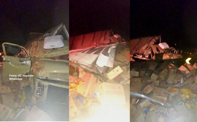 Caminhão carregado com biscoitos tomba na SP-294