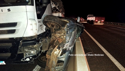 Motoristas escapam da morte após veículos pararem embaixo de carreta