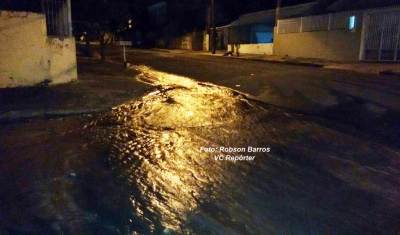 Adutora estoura e invade ruas na zona Sul