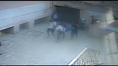 Suspeito de ter espancado colega chora ao saber da morte dele