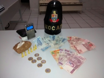 Dois são presos embalando drogas