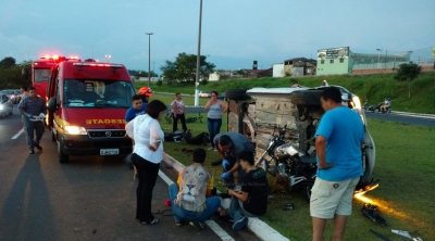 Vítima prensada por carro está bem, informa SAMU