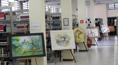 Biblioteca tem exposição de quadros e novos livros
