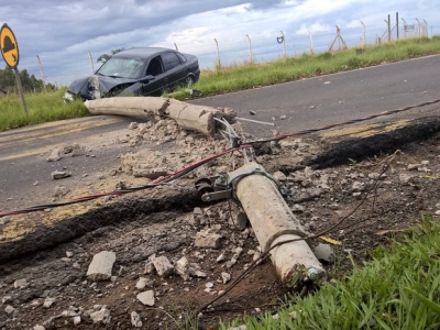 Motorista bate em poste e interdita via de acesso 