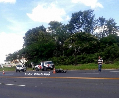 Motociclista fica ferido em grave acidente na SP-294