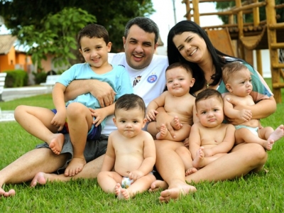  Mãe de 5 filhos após fertilização, mulher engravida e festeja 1ª menina 