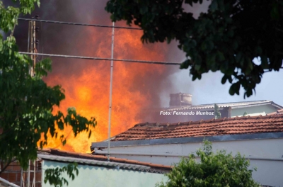 Incêndio destrói duas casas no bairro Palmital 