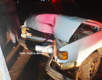 Rapaz foge da polícia, bate carro em poste e acaba preso