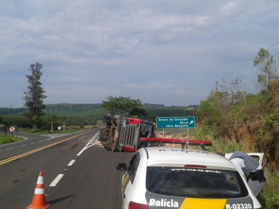 Carreta tombada permanece na rodovia