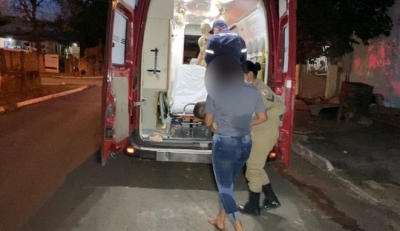 Homem tenta matar a mulher durante briga, erra e esfaqueia o próprio filho de 8 meses