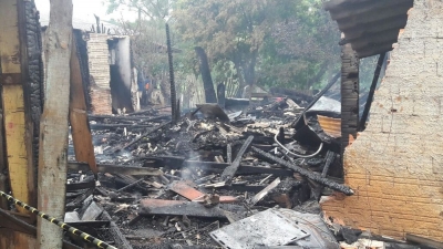 Duas crianças e uma adolescente morrem em casa destruída por incêndio 
