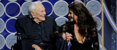 Aos 101 anos, ator Kirk Douglas é aplaudido de pé na cerimônia do Globo de Ouro