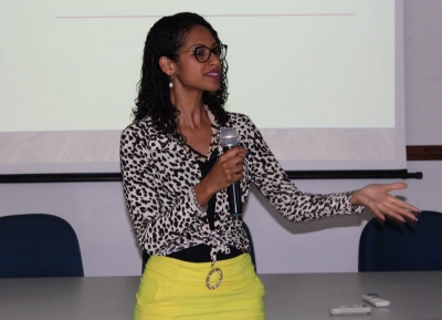 Colaboradores da Santa Casa de Marília participam de palestra motivacional com Juliane do Carmo