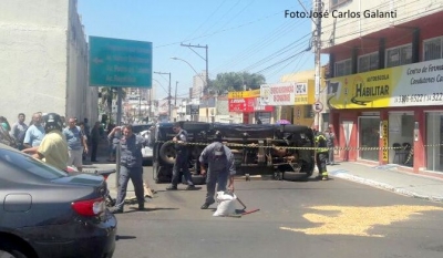 Caminhonete capota em cruzamento no centro