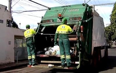 Homem se passa por gari e pede "boas festas" em residências 