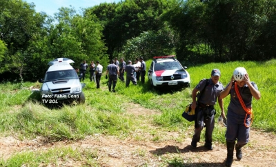 Bombeiros resgatam corpo de homem executado no "tribunal do crime"