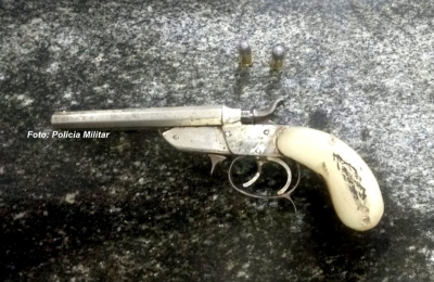Arma é apreendida pela PM durante briga de casal