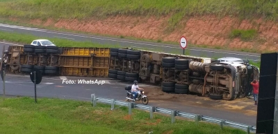 Mais uma! Carreta tomba na alça de acesso do campus em Marília