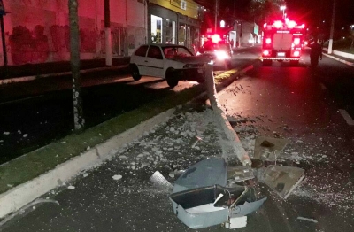 Acidente de trânsito derruba poste na zona leste