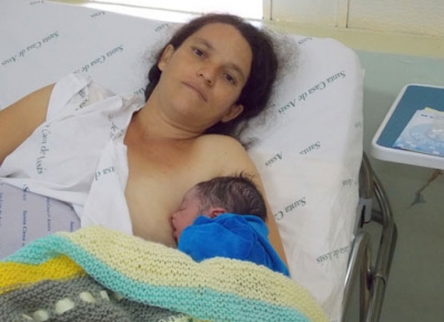 Gestante vai ao banheiro com fortes dores e bebê nasce no vaso sanitário