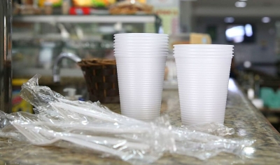 Lei proíbe copos e talheres de plástico na capital