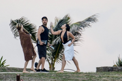 Demi Lovato e namorado fingem briga ao perceberem paparazzi