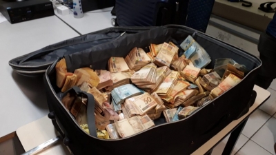 PM é detido com mais de R$ 500 mil em dinheiro em carro na rodovia
