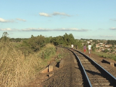 Menino de 8 anos cai de trem e tem perna amputada