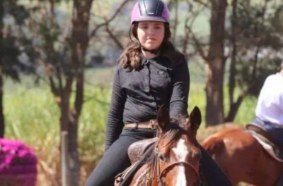 Família leva égua para velório da filha que morreu após cair de animal 