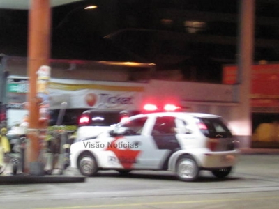 Bandidos levam dinheiro, cigarros e até papel de seda