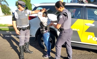 Mulher é presa pela Polícia Rodoviária com cinta cheia de droga