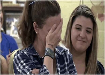 Alunos doam dinheiro da formatura a diretora com câncer