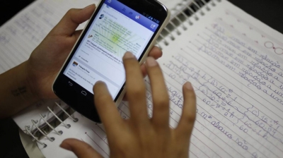 Alunos podem usar celular em escolas estaduais