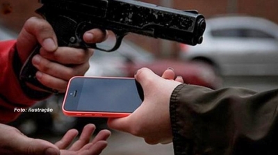 Homem é assaltado em ponto de ônibus e perde celular