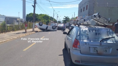 Capotamento de veículo deixa duas pessoas feridas na zona oeste