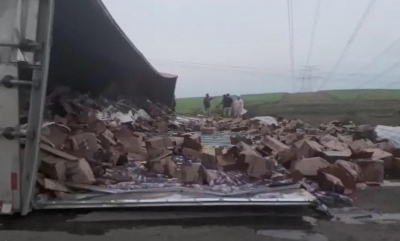 Caminhão carregado de caixas de detergente tomba na BR-153