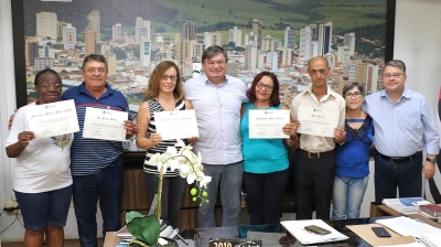 Prefeitura entrega certificados a sete servidores aposentados em abril