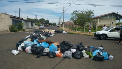 Moradores revoltados fazem barricada com lixo