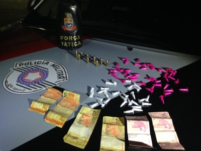 Força Tática prende trio por tráfico de drogas
