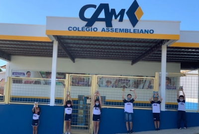 Colégio Assembleiano realiza galinhada para ajudar garoto com doença degenerativa