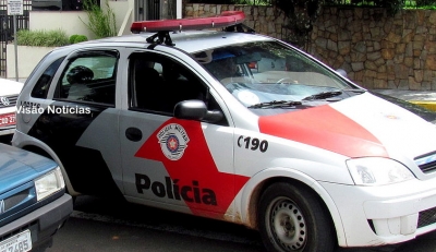 Mulher é presa pela Polícia Militar vendendo drogas