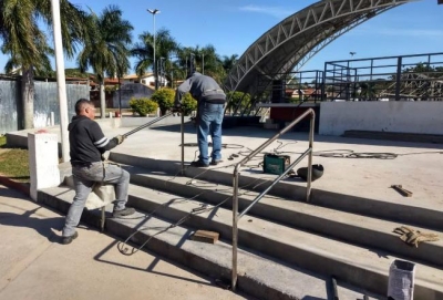 Equipes se esforçam e fazem ajustes na estrutura do Cerejeiras Festival 2019 em Garça