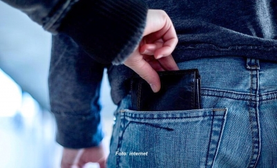 Criminoso "mão leve" leva carteira de estudante dentro de ônibus