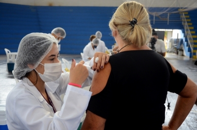 Covid-19: profissionais da educação recebem segunda dose da vacina em Marília