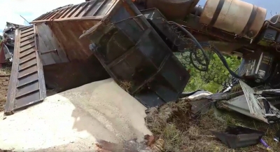 Motorista morre após caminhão carregado de açúcar tombar em vicinal da região